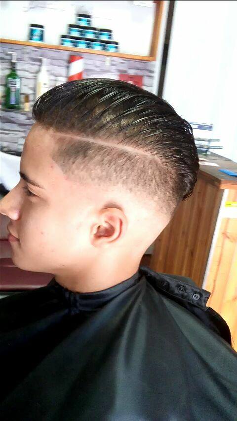 Corte real barbearia - Aquele corte em V #risco #risoemv #barbearia  #cortedecabelo #cabelomasculino #degrade #barber #barbershop #camponovo  #zonasul #portoalegre #vemprocorte